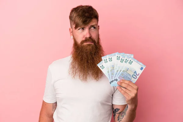 Junger Kaukasischer Ingwermann Mit Langem Bart Und Geldscheinen Auf Rosa — Stockfoto