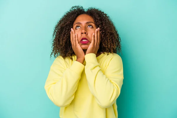 Young African American Woman Curly Hair Isolated Blue Background Whining — Stock Photo, Image