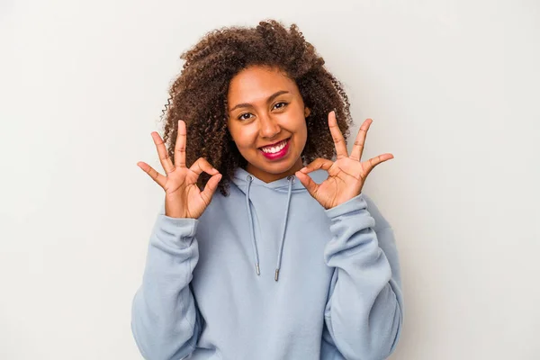 若いですアフリカ系アメリカ人女性とともに巻き毛隔離上の白背景陽気で自信を持ってショーOkジェスチャー — ストック写真