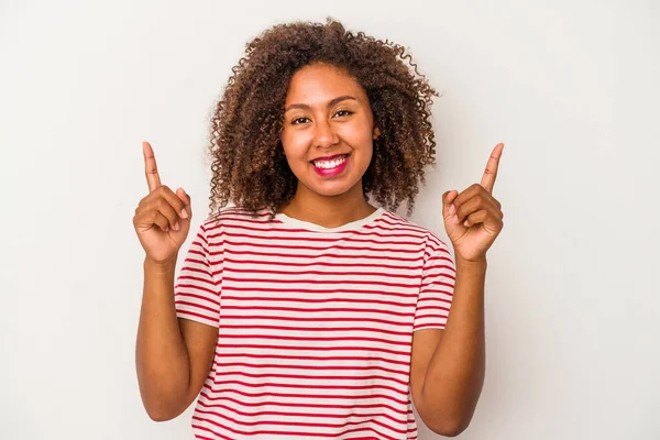 Mujer Afroamericana Joven Con Pelo Rizado Aislado Sobre Fondo Blanco —  Fotos de Stock