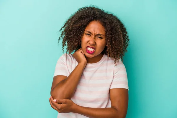 Jovem Afro Americana Com Cabelo Encaracolado Isolado Fundo Azul Massageando — Fotografia de Stock