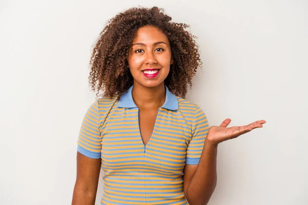 年轻的非洲裔美国女人 卷曲的头发被白色背景隔离 手掌上有一个复制的空间 腰部有另一只手 — 图库照片