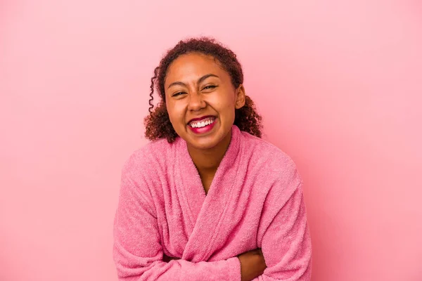身穿浴衣的年轻非洲裔美国女人 背景是粉红的 玩得很开心 — 图库照片