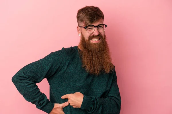 Joven Jengibre Caucásico Con Barba Larga Aislado Sobre Fondo Rosa —  Fotos de Stock