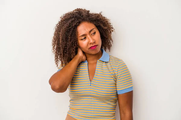 Mujer Afroamericana Joven Con Pelo Rizado Aislado Sobre Fondo Blanco —  Fotos de Stock