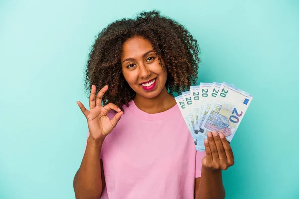 Mladá Africká Americká Žena Držící Eurobankovky Izolované Modrém Pozadí Veselý — Stock fotografie