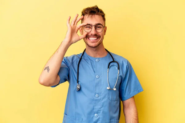 Joven Enfermera Caucásico Hombre Aislado Amarillo Fondo Excitado Mantener Gesto —  Fotos de Stock