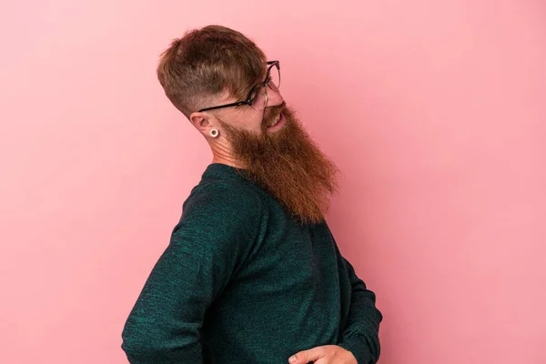 Jovem Homem Gengibre Caucasiano Com Barba Longa Isolado Fundo Rosa — Fotografia de Stock