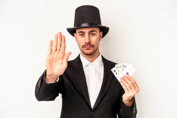 Mladý Běloch Kouzelník Drží Magické Karty Izolované Bílém Pozadí Stojí — Stock fotografie