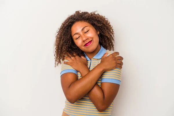 Młoda Afroamerykanka Kręconymi Włosami Odizolowana Białym Tle Przytula Uśmiechnięta Beztroska — Zdjęcie stockowe