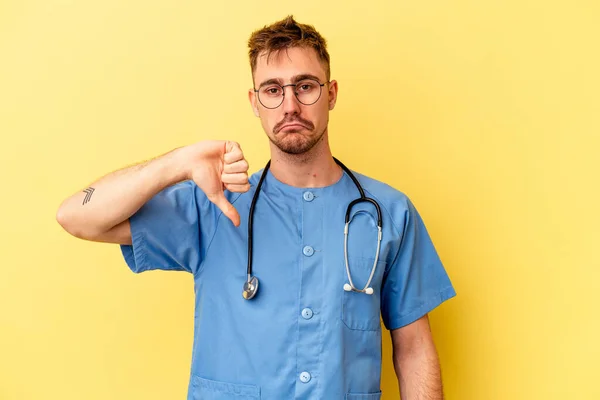 Jonge Verpleegster Blanke Man Geïsoleerd Gele Achtergrond Toont Een Afkeer — Stockfoto