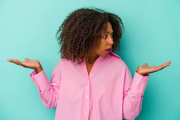 Jeune Femme Afro Américaine Aux Cheveux Bouclés Isolés Sur Fond — Photo