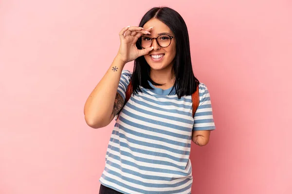 Jonge Blanke Student Vrouw Met Een Arm Geïsoleerd Roze Achtergrond — Stockfoto