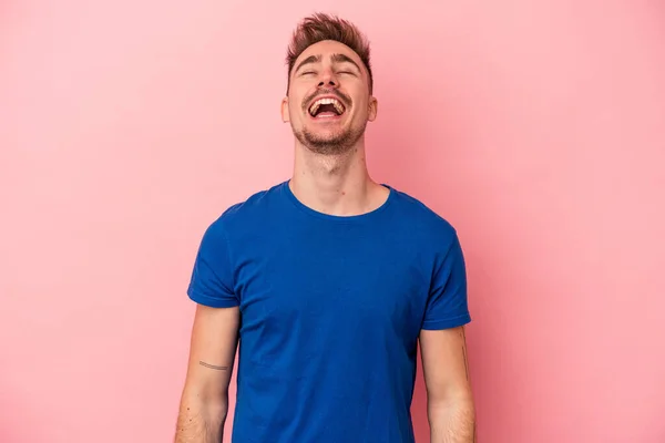 Jonge Blanke Man Geïsoleerd Roze Achtergrond Ontspannen Gelukkig Lachen Nek — Stockfoto