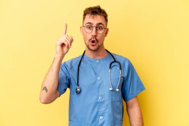 Kafkasyalı genç hemşire sarı arka planda izole edilmiş. Bir fikri var, ilham verici bir kavram..