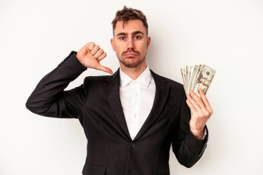 Beyaz arka planda izole edilmiş banknotlar tutan Kafkasyalı genç iş adamı gururlu ve kendinden emin hissediyor, örnek olarak.