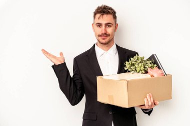 Beyaz arka planda izole edilmiş bir şekilde işten kovulan Kafkasyalı genç bir iş adamı bir avuç içinde fotokopi alanı ve belinde başka bir el tutarken görülüyor..