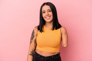 Tek kollu beyaz bir kadın pembe arka planda izole edilmiş mutlu, güler yüzlü ve neşeli..