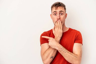 Beyaz arka planda izole edilmiş beyaz bir adam ağlıyor, bir şeyden memnun değil, acı ve kafa karışıklığı konsepti..