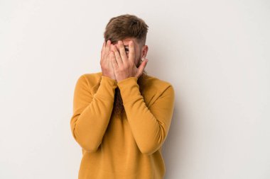 Beyaz arka planda uzun sakallı beyaz tenli beyaz bir adam kameraya parmaklarıyla göz kırpıyor, yüzünü kapatmaktan utanıyor..