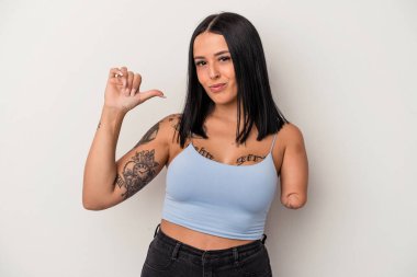 Beyaz arka planda tek kollu beyaz bir kadın kendini gururlu ve kendinden emin hissediyor, örnek olarak..