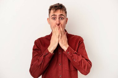 Beyaz arka planda izole edilmiş genç beyaz adam mutlu, güler yüzlü ve neşeli..