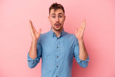 Pembe arka planda soyutlanmış genç beyaz bir adamın bir fikri var, ilham verici bir kavram..