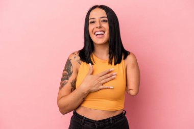 Pembe arka planda tek kollu beyaz bir kadın elini göğsüne koyduğunda kahkahalar atıyor..