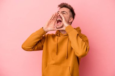 Pembe arka planda izole edilmiş beyaz bir adam heyecanlı bir şekilde bağırıyor..