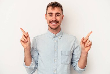 Beyaz arka planda izole edilmiş genç beyaz bir adam tiksinti belirtisi gösteren birini reddediyor..