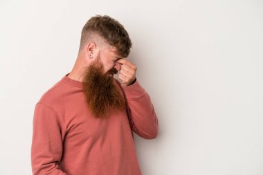 Beyaz arka planda uzun sakallı, beyaz saçlı genç, beyaz saçlı, başı ağrıyor, yüzünün ön kısmına dokunuyor..