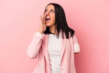 Tek kollu beyaz bir kadın pembe arka planda izole edilmiş bağırıyor ve avuç içini açık tutuyor..