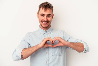 Beyaz arka planda izole edilmiş genç beyaz bir adam elini uzatmış, dur işareti göstererek seni engelliyor..