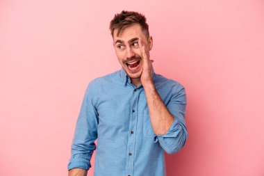 Pembe arka planda izole edilmiş beyaz bir adam heyecanlı bir şekilde bağırıyor..