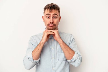 Beyaz arka planda izole edilmiş, sıkılmış, yorgun ve dinlenmeye ihtiyacı olan genç beyaz bir adam..