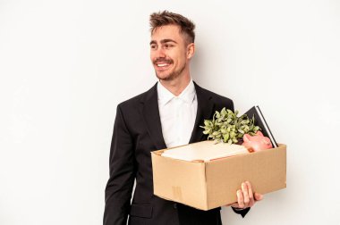 Beyaz arka planda izole bir şekilde işten kovulan beyaz iş adamı gülümsüyor, neşeli ve keyifli görünüyor..