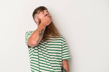 Beyaz arka planda uzun sakallı, beyaz saçlı, neşeli, kaygısız, doğal duyguları olan genç beyaz bir adam..