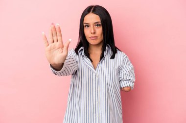 Pembe arka planda tek kollu, beyaz bir kadın elini uzatmış, dur işareti göstererek seni engelliyor..