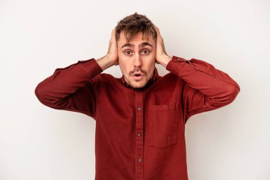 Beyaz arka planda izole edilmiş genç beyaz bir adam neşeli ve kendinden emin..