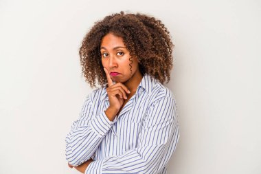 Beyaz arka planda izole edilmiş kıvırcık saçlı, genç Afrikalı Amerikalı kadın bir strateji planlıyor, bir iş hayatının nasıl olacağını düşünüyor..