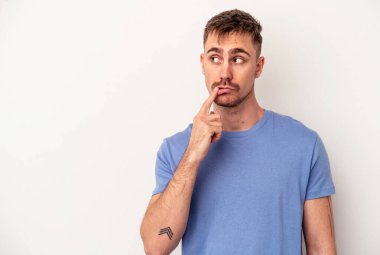 Pembe arka planda izole edilmiş genç beyaz bir adam bir palmiye üzerinde fotokopi alanı ve belinde başka bir el tutuyor..