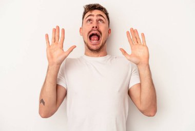 Beyaz arka planda izole edilmiş beyaz tenli genç adam ağzını eliyle kapatan bir fotokopi odasına bakıyor..