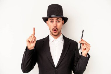 Beyaz arka planda bir değnek tutan Kafkas büyücüsü harika bir fikre, yaratıcılık kavramına sahip..