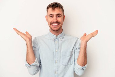 Beyaz arka planda izole edilmiş genç beyaz bir adam sabit yaşam tarzından dolayı boyun ağrısı çekiyor..