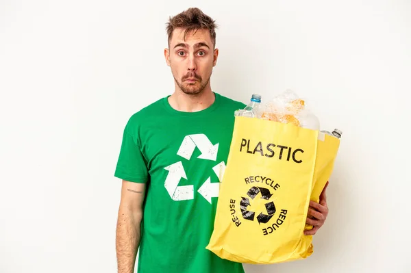 Jonge Blanke Man Gerecycled Plastic Geïsoleerd Witte Achtergrond Haalt Schouders — Stockfoto