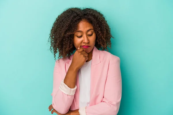 Jeune Femme Afro Américaine Aux Cheveux Bouclés Isolés Sur Fond — Photo