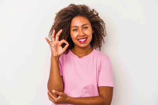 年轻的非洲裔美国女人 卷曲的头发被白色背景隔离 眨了眨眼 用手握住一个好的手势 — 图库照片