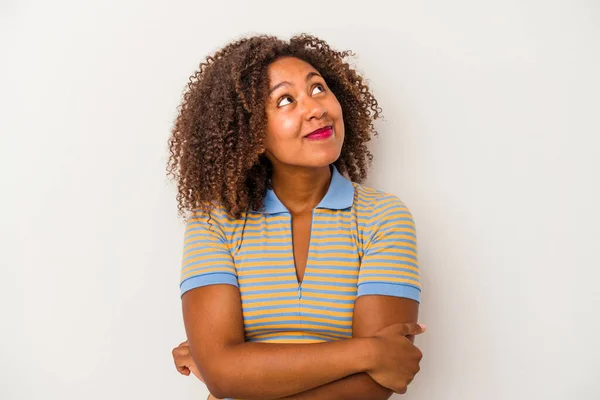 Jonge Afrikaanse Amerikaanse Vrouw Met Krullend Haar Geïsoleerd Witte Achtergrond — Stockfoto