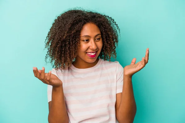 青い背景に巻き毛のある若いアフリカ系アメリカ人女性が楽しそうに笑います 幸福の概念 — ストック写真