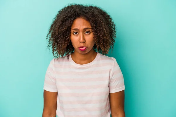 青の背景悲しい 深刻な顔に隔離された巻き毛を持つ若いアフリカ系アメリカ人女性は 惨めで不満を感じています — ストック写真
